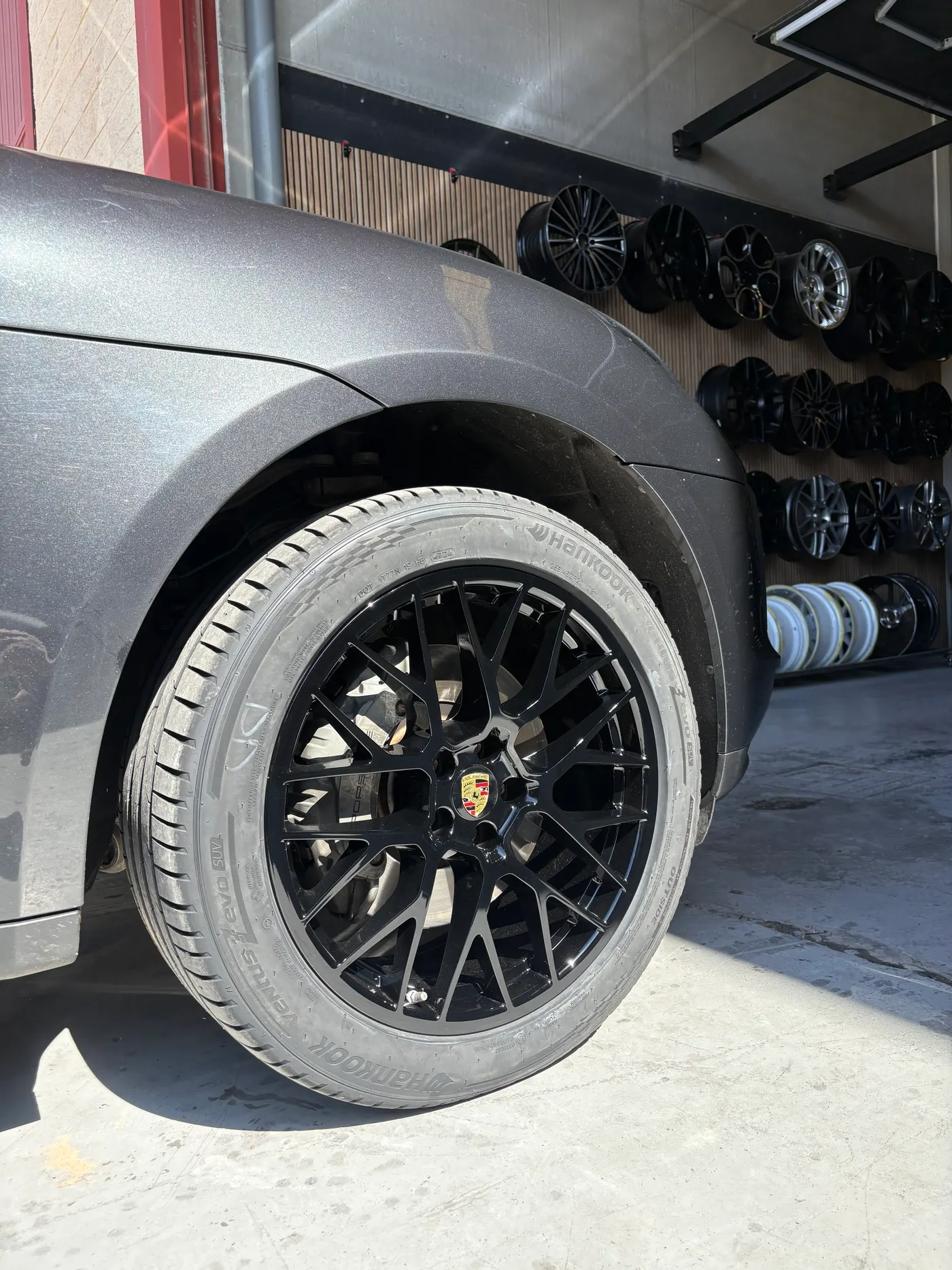 Llantas nuevas expuestas en el taller de Luxury Wheels
