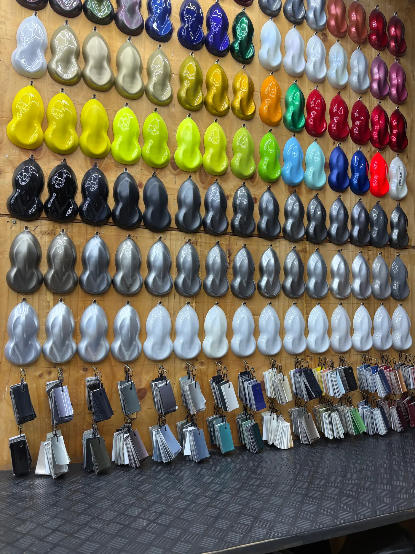 Pared de muestras de colores para pintar llantas en el taller de Luxury Wheels