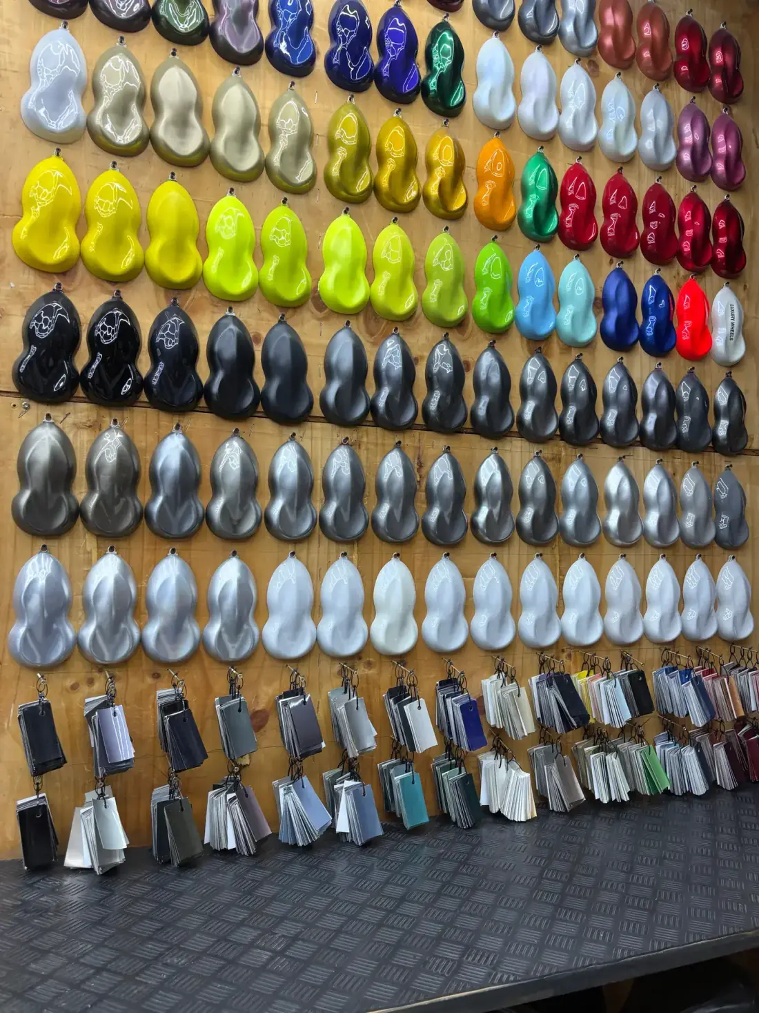 Pared de muestras de colores para pintar llantas en el taller de Luxury Wheels
