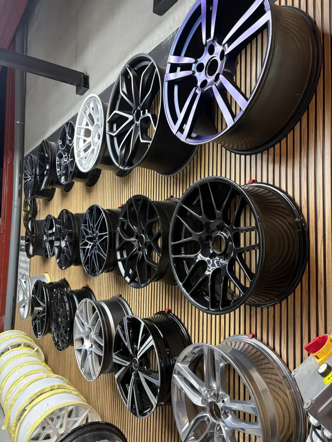 Pared de llantas nuevas en el taller de Luxury Wheels