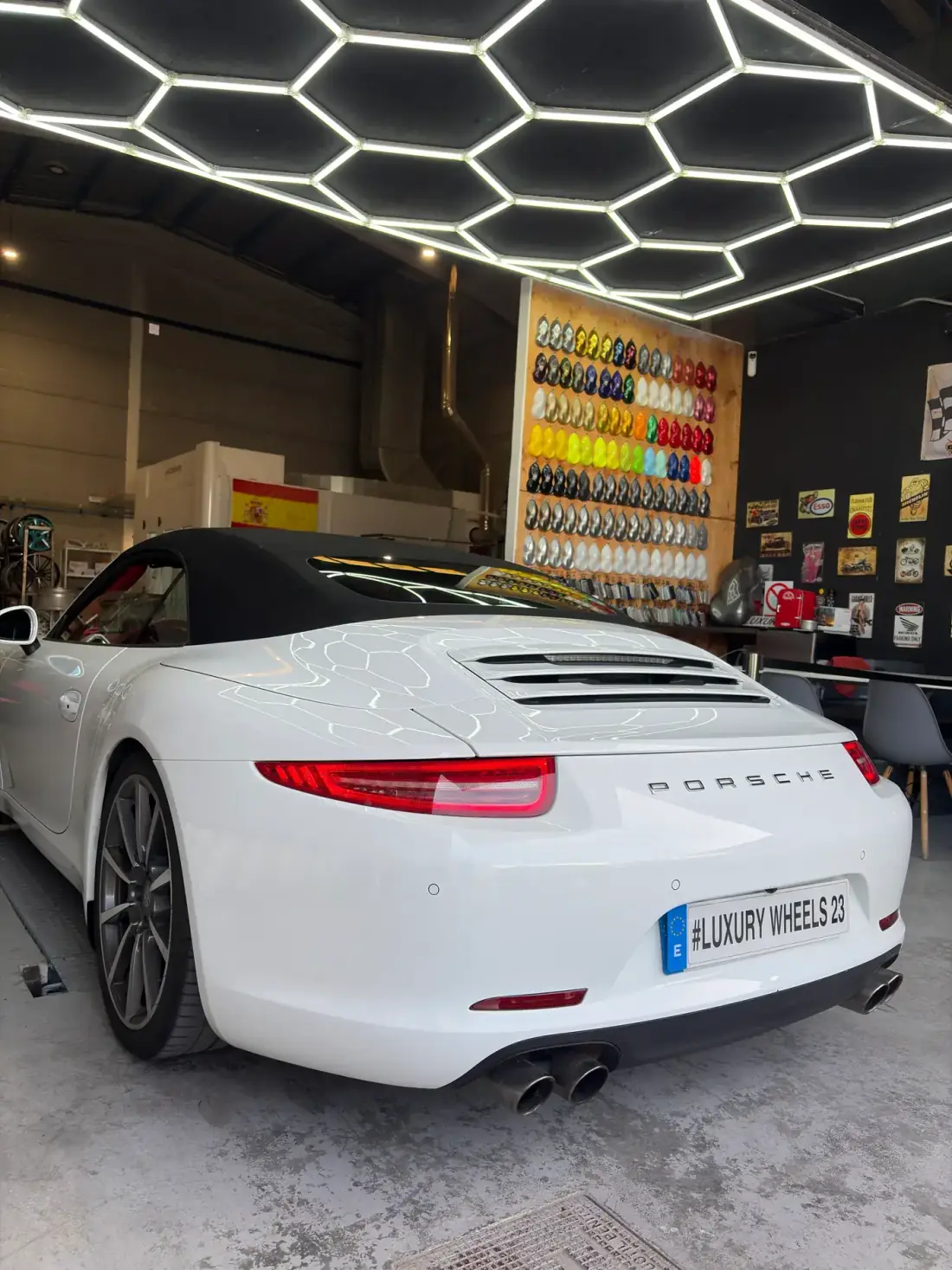 Porsche 911 en el taller de reparación de llantas de Luxury Wheels en Valencia